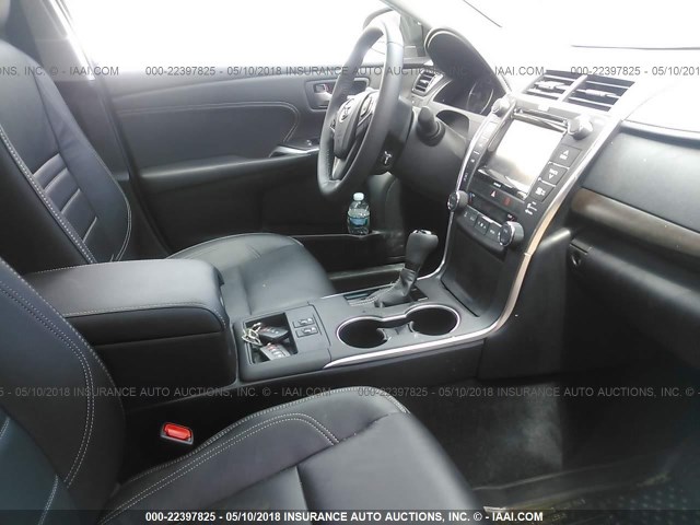 4T1BF1FK6HU777336 - 2017 TOYOTA CAMRY LE/XLE/SE/XSE SILVER photo 5