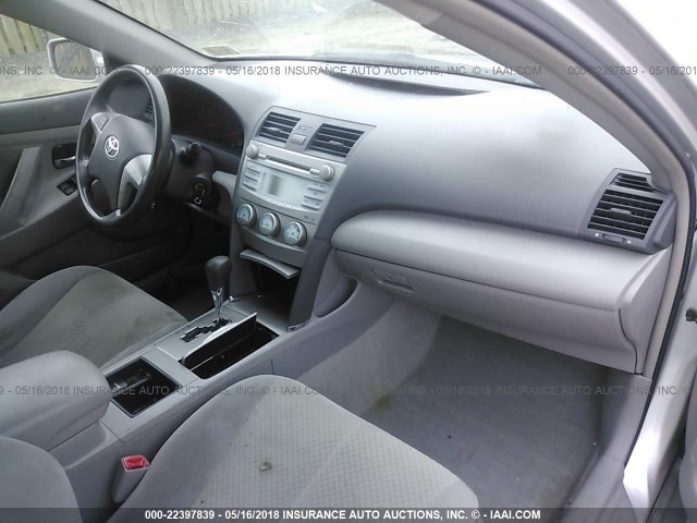 4T1BE46K68U220771 - 2008 TOYOTA CAMRY CE/LE/XLE/SE SILVER photo 5