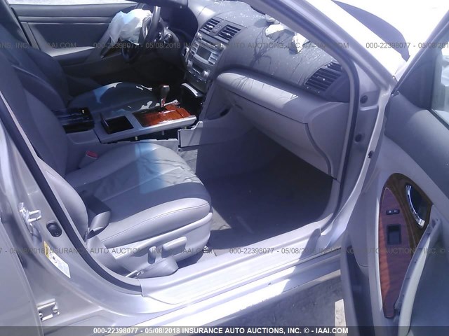 4T1BK46KX8U562989 - 2008 TOYOTA CAMRY LE/XLE/SE ნაცრისფერი ფოტო 5