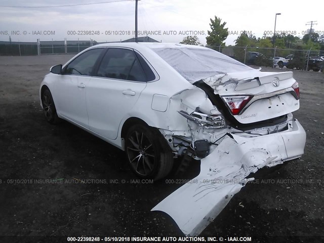 4T1BF1FK8HU636722 - 2017 TOYOTA CAMRY LE/XLE/SE/XSE WHITE photo 3