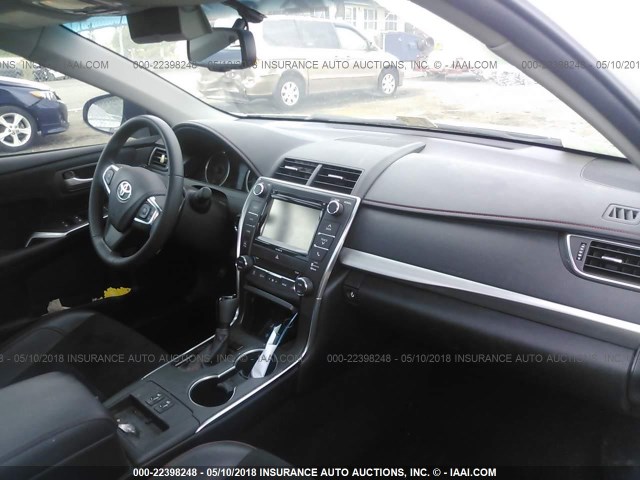 4T1BF1FK8HU636722 - 2017 TOYOTA CAMRY LE/XLE/SE/XSE WHITE photo 5