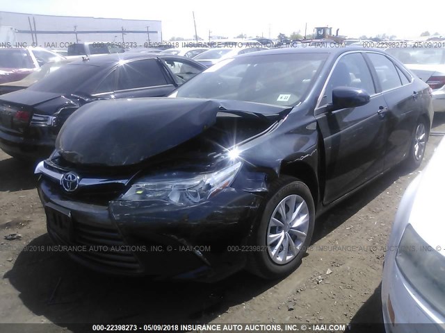 4T1BF1FK2HU286892 - 2017 TOYOTA CAMRY LE/XLE/SE/XSE GRAY photo 2