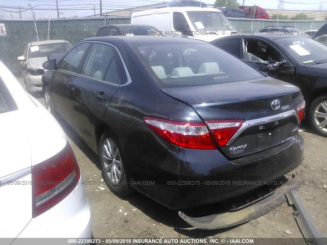 4T1BF1FK2HU286892 - 2017 TOYOTA CAMRY LE/XLE/SE/XSE GRAY photo 3