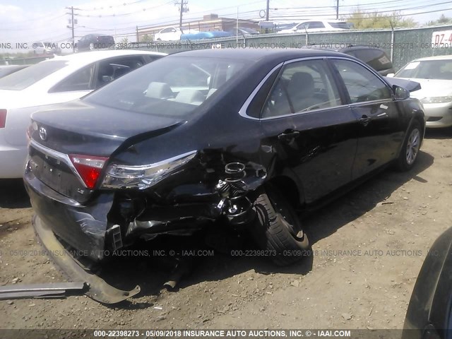 4T1BF1FK2HU286892 - 2017 TOYOTA CAMRY LE/XLE/SE/XSE GRAY photo 4