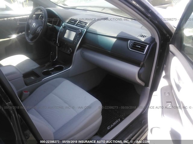 4T1BF1FK2HU286892 - 2017 TOYOTA CAMRY LE/XLE/SE/XSE GRAY photo 5