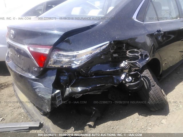 4T1BF1FK2HU286892 - 2017 TOYOTA CAMRY LE/XLE/SE/XSE GRAY photo 6