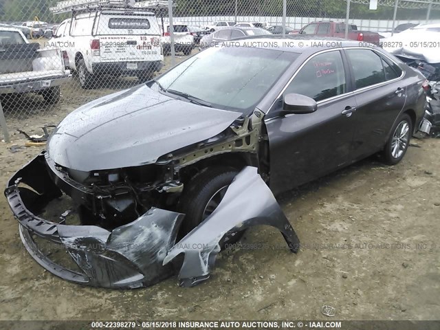 4T1BF1FK3GU118791 - 2016 TOYOTA CAMRY LE/XLE/SE/XSE GRAY photo 2