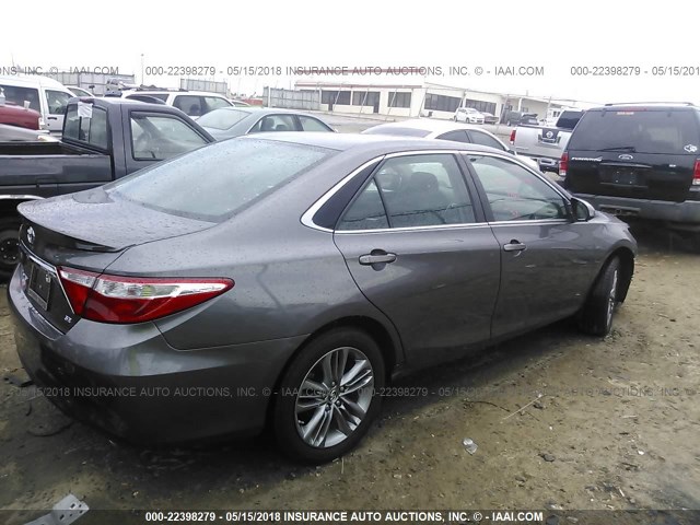 4T1BF1FK3GU118791 - 2016 TOYOTA CAMRY LE/XLE/SE/XSE GRAY photo 4