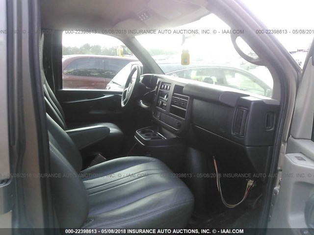 1GAZGZFG0B1156038 - 2011 CHEVROLET EXPRESS G3500 LS GRAY photo 5