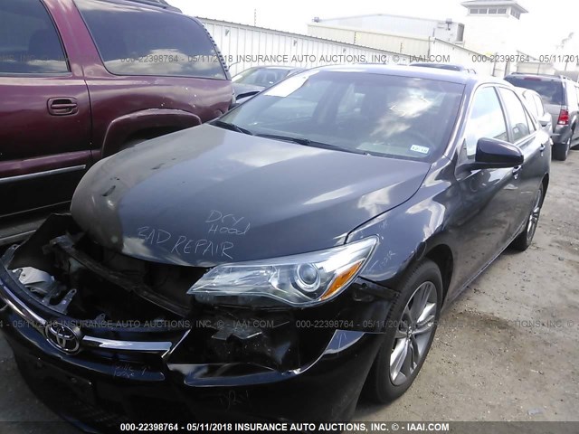 4T1BF1FK9HU375262 - 2017 TOYOTA CAMRY LE/XLE/SE/XSE BLACK photo 2