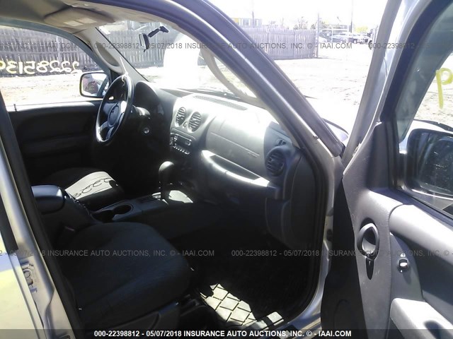 1J4GL48K24W235886 - 2004 JEEP LIBERTY SPORT 灰色 照片 5