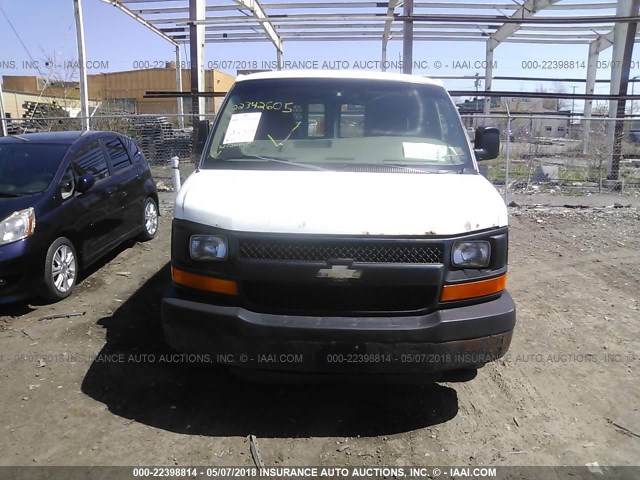 1GCGG25V841224630 - 2004 CHEVROLET EXPRESS G2500  WHITE photo 6