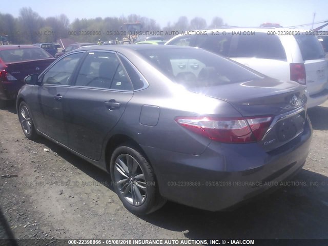 4T1BF1FKXHU753038 - 2017 TOYOTA CAMRY LE/XLE/SE/XSE GRAY photo 3