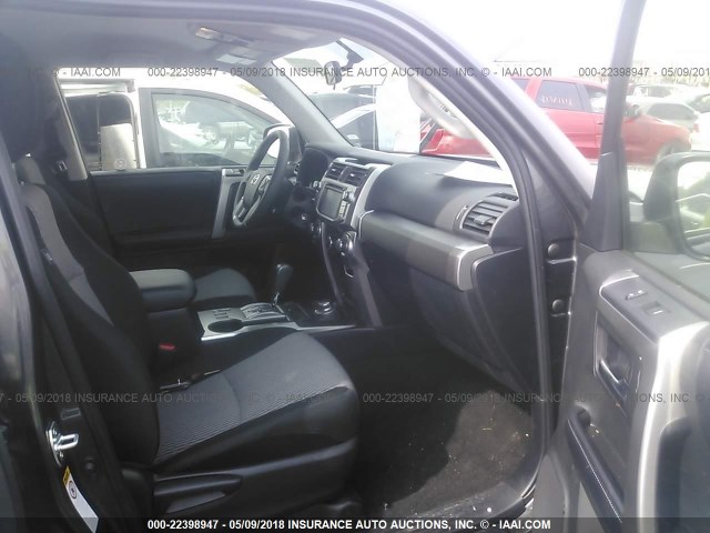 JTEBU5JR9J5534735 - 2018 TOYOTA 4RUNNER SR5 PREM/LTDL/TRAIL/TRD Szary zdjęcie 5