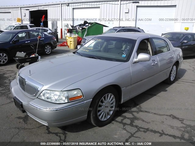 1LNHM81W54Y609418 - 2004 LINCOLN TOWN CAR EXECUTIVE/SIGNATURE ვერცხლისფერი ფოტო 2