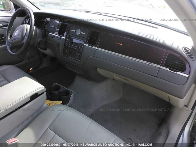 1LNHM81W54Y609418 - 2004 LINCOLN TOWN CAR EXECUTIVE/SIGNATURE ვერცხლისფერი ფოტო 5