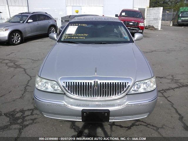 1LNHM81W54Y609418 - 2004 LINCOLN TOWN CAR EXECUTIVE/SIGNATURE ვერცხლისფერი ფოტო 6