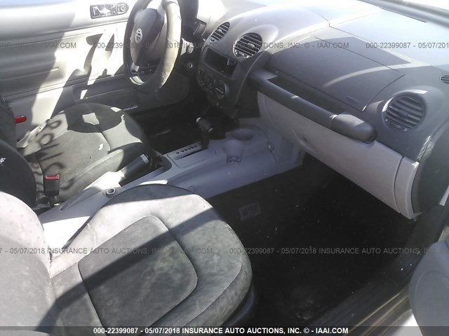 3VWBB61C7WM044059 - 1998 VOLKSWAGEN NEW BEETLE ვერცხლისფერი ფოტო 5