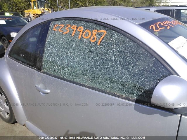 3VWBB61C7WM044059 - 1998 VOLKSWAGEN NEW BEETLE ვერცხლისფერი ფოტო 6