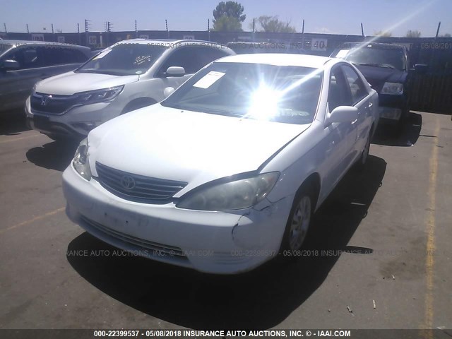 4T1BF32K15U621055 - 2005 TOYOTA CAMRY LE/XLE/SE 白色 照片 2