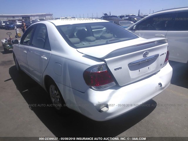 4T1BF32K15U621055 - 2005 TOYOTA CAMRY LE/XLE/SE 白色 照片 3