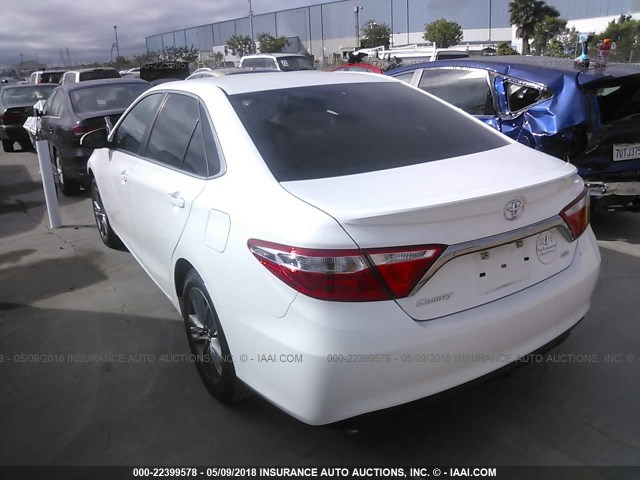 4T1BF1FK9GU131075 - 2016 TOYOTA CAMRY LE/XLE/SE/XSE WHITE photo 3