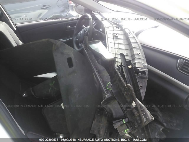 4T1BF1FK9GU131075 - 2016 TOYOTA CAMRY LE/XLE/SE/XSE WHITE photo 5