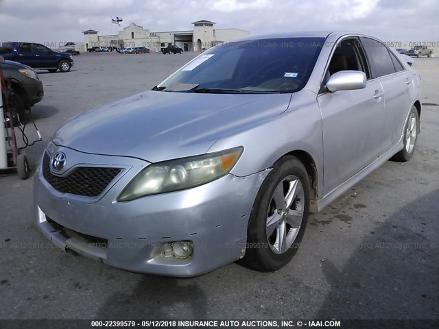 4T1BF3EK1AU507935 - 2010 TOYOTA CAMRY SE/LE/XLE SILVER photo 2