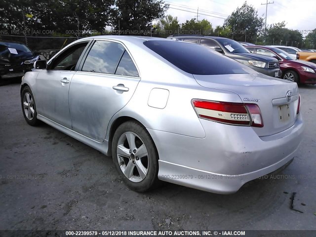 4T1BF3EK1AU507935 - 2010 TOYOTA CAMRY SE/LE/XLE SILVER photo 3