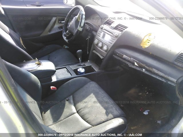 4T1BF3EK1AU507935 - 2010 TOYOTA CAMRY SE/LE/XLE SILVER photo 5