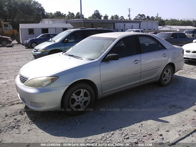 JTDBE32K953035328 - 2005 TOYOTA CAMRY LE/XLE/SE ვერცხლისფერი ფოტო 2