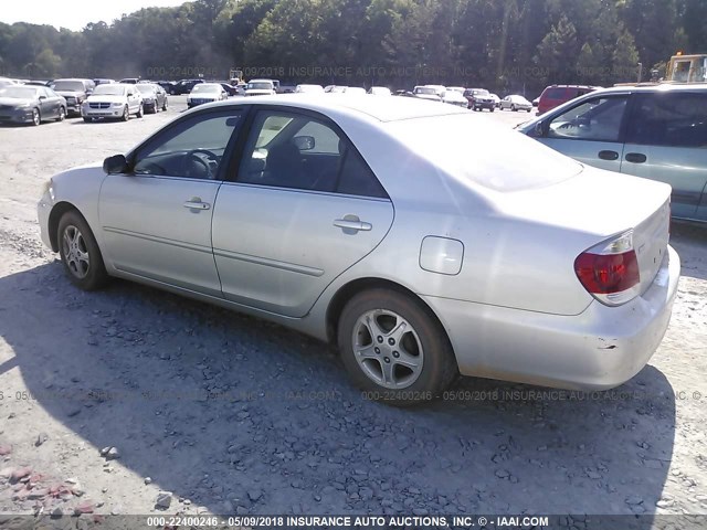 JTDBE32K953035328 - 2005 TOYOTA CAMRY LE/XLE/SE SILVER photo 3