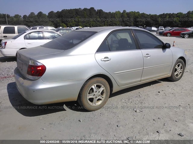 JTDBE32K953035328 - 2005 TOYOTA CAMRY LE/XLE/SE ვერცხლისფერი ფოტო 4