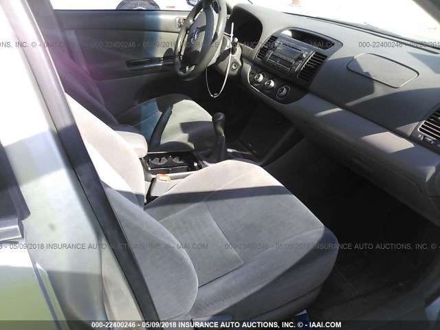 JTDBE32K953035328 - 2005 TOYOTA CAMRY LE/XLE/SE ვერცხლისფერი ფოტო 5