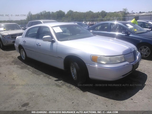 1LNHM81W72Y609269 - 2002 LINCOLN TOWN CAR EXECUTIVE Серебристый фото 1