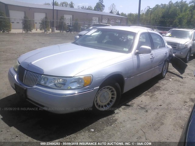 1LNHM81W72Y609269 - 2002 LINCOLN TOWN CAR EXECUTIVE Серебристый фото 2