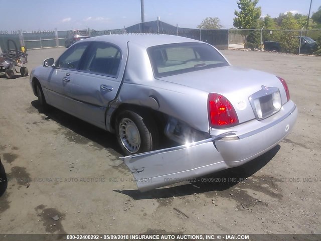 1LNHM81W72Y609269 - 2002 LINCOLN TOWN CAR EXECUTIVE Серебристый фото 3