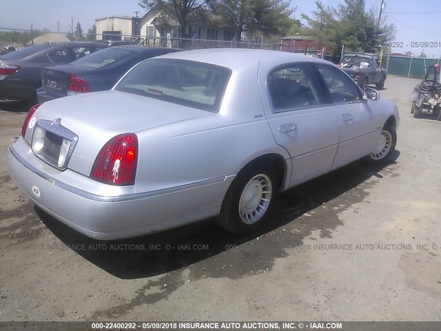 1LNHM81W72Y609269 - 2002 LINCOLN TOWN CAR EXECUTIVE Серебристый фото 4