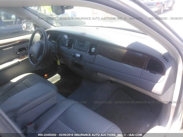 1LNHM81W72Y609269 - 2002 LINCOLN TOWN CAR EXECUTIVE Серебристый фото 5