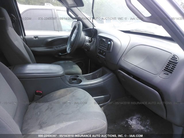 1FMRU1562YLC00477 - 2000 FORD EXPEDITION XLT თეთრი ფოტო 5