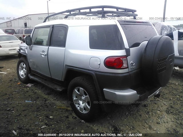 JTEZU11F870014495 - 2007 TOYOTA FJ CRUISER SILVER photo 3