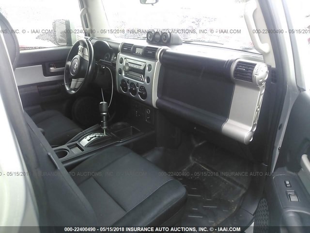 JTEZU11F870014495 - 2007 TOYOTA FJ CRUISER SILVER photo 5