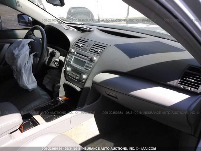 4T1BK46K18U059836 - 2008 TOYOTA CAMRY LE/XLE/SE ვერცხლისფერი ფოტო 5