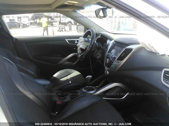 KMHTC6AD3DU123665 - 2013 HYUNDAI VELOSTER WHITE photo 5