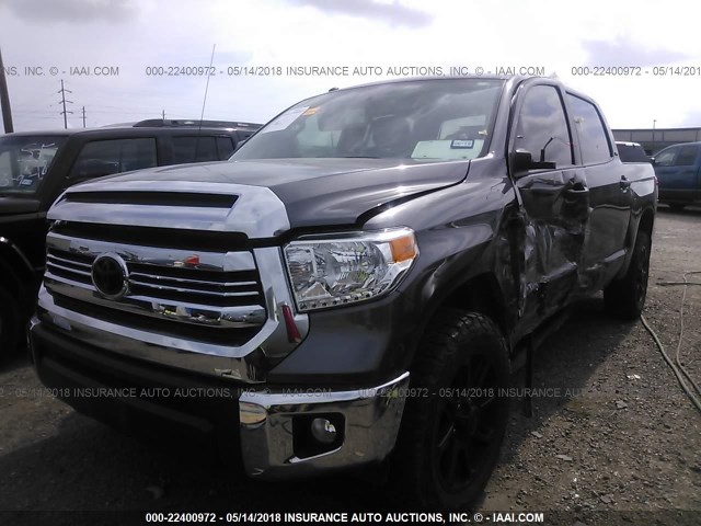 5TFEW5F19HX225151 - 2017 TOYOTA TUNDRA CREWMAX SR5 GRAY photo 2