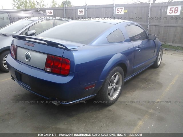 1ZVHT82H965237705 - 2006 FORD MUSTANG GT BLUE photo 4