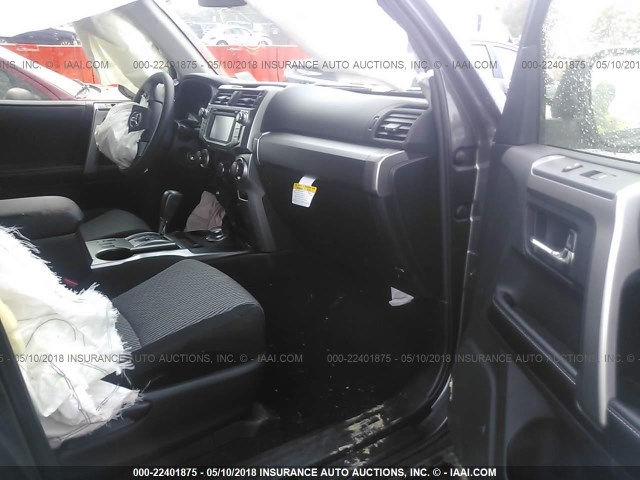 JTEBU5JR6H5475718 - 2017 TOYOTA 4RUNNER SR5 PREM/LTDL/TRAIL/TRD GRAY photo 5