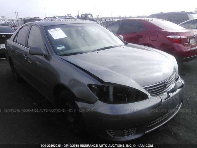 4T1BE32K05U963356 - 2005 TOYOTA CAMRY LE/XLE/SE ნაცრისფერი ფოტო 1