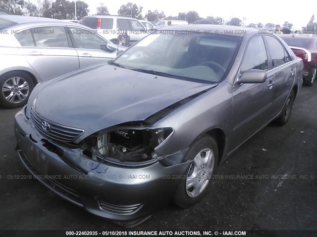 4T1BE32K05U963356 - 2005 TOYOTA CAMRY LE/XLE/SE ნაცრისფერი ფოტო 2
