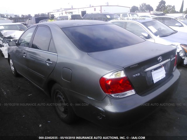 4T1BE32K05U963356 - 2005 TOYOTA CAMRY LE/XLE/SE ნაცრისფერი ფოტო 3